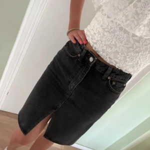 Jeanskjol - Snygg grå jeanskjol med slits! Mycket bra skick och sann till storleken