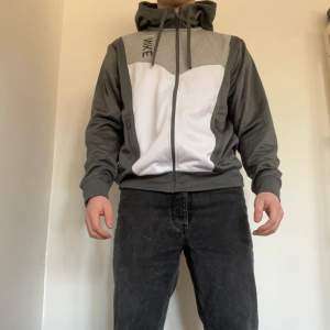 En ny zip hoodie från Nike som inte används! Jag är ca 180cm och väger 80kg!