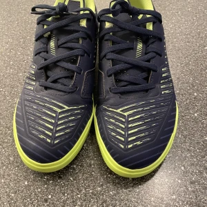 Inneskor för idrott storlek 38 - Ett snyggt par inneskor kan användas för olika sporter ,väldigt stiliga och har använts en gång . Storlek 38 , 