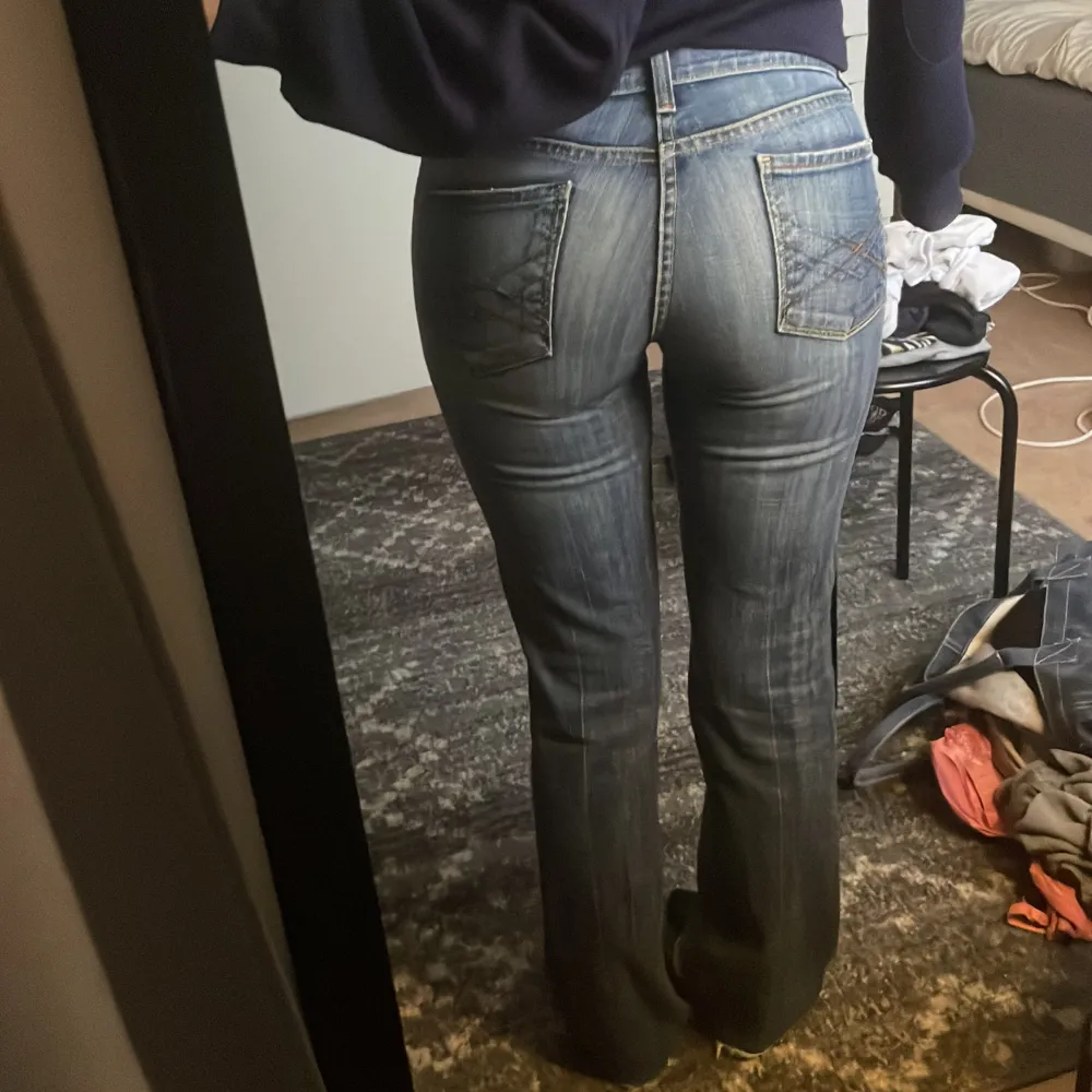 Lågmidjade jeans från citizens of humanity i storlek 27 (s/xs). De är lite slitna nere (skriv för bild). Jeans & Byxor.
