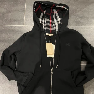 Burberry hoodie - Hej jag säljer min burberry hoodie då jag inte andvänder den.  Skick 9/10 Pris kan diskuteras!