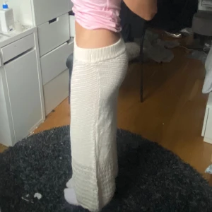 Lågmidjad långkjol - Verkligen superfin långkjol från Lindex. Den är stickad och aldrig använd. Det är en slits på ena benet, gå enkelt att sy ihop om man vill. Köpte för 499 men den är alldrig använd. Den är i storlek M men passar mig som är xs. Skriv för frågor