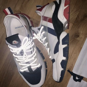 Moncler Trevor  - Fräscha skor perfekta till sommaren. Endast använda ca 3 ggr och inga defekter. Äkta, dustbags tillkommer. Säljs då de ej kommer till användning. Nypris: 5299kr