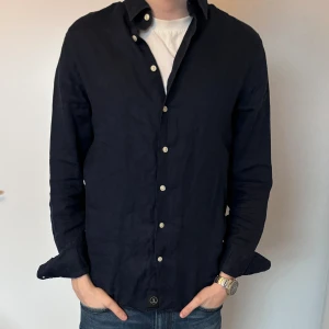 Lagency skjorta - Lagency skjorta till salu! Modellen är 181 cm och bär storlek M. Skjortan är i ett mycket bra skick då den knappt är använd. Nypris 1119kr Mitt pris är 200kr. Hör gärna er av om frågor!