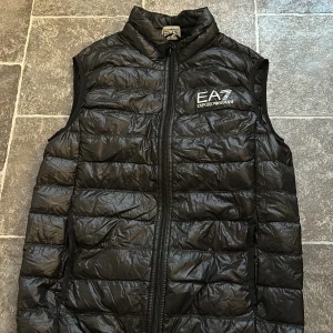 Ea7 väst - Jag säljer min ea7 väst i bra skick, den e äkta 