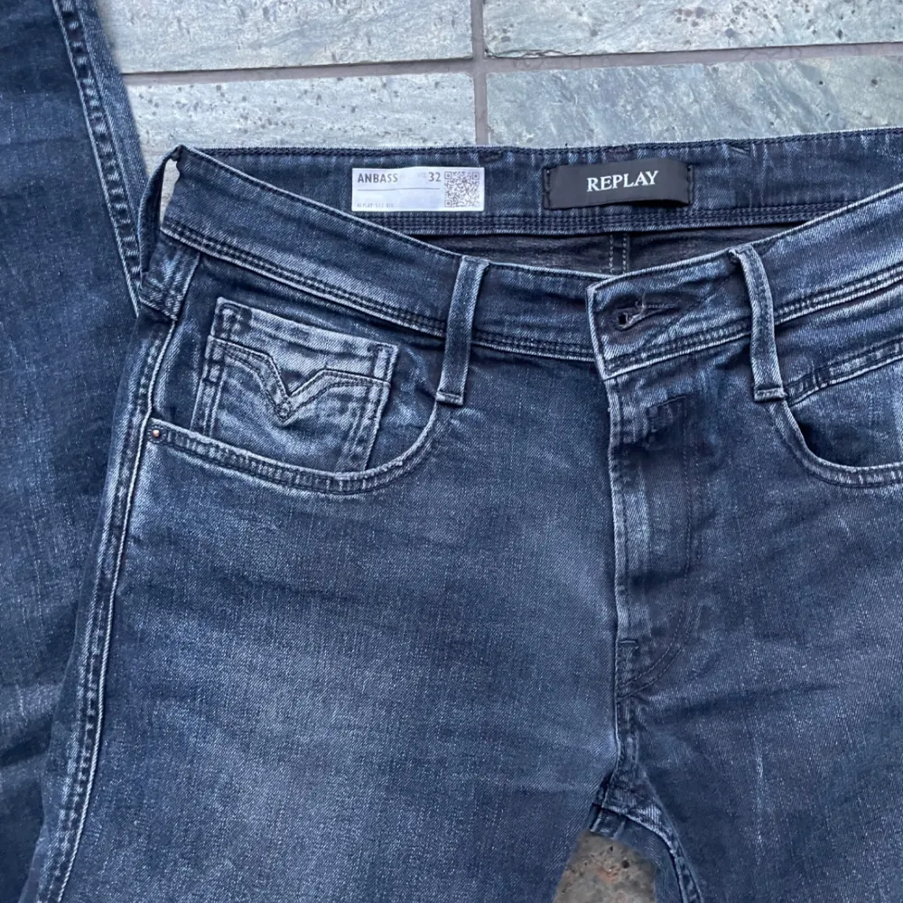 Slim fit jeans från replay, anbass hyperflex. Väldigt bra skick, endast använda ett fåtal gånger. Washed i färgen. Tveka inte att ställa frågor eller be om fler bilder😁. Jeans & Byxor.