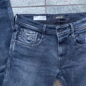 Replay anbass hyperflex - Slim fit jeans från replay, anbass hyperflex. Väldigt bra skick, endast använda ett fåtal gånger. Washed i färgen. Tveka inte att ställa frågor eller be om fler bilder😁