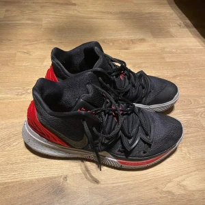 Kyries storlek 46  - Kyries i storlek 46 har använts några gånger men har skit bra grep 