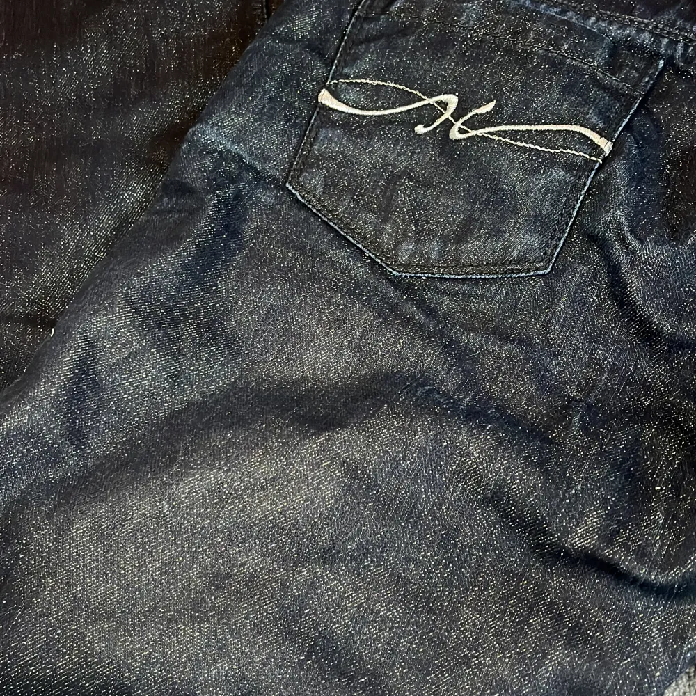Helt nya (endast testade) Tommy Hilfiger jeans som är lågmidjade och glittriga (se sista bilden). Säljer pga att de är för små för mig.. Jeans & Byxor.