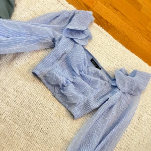 Drömmig topp  - Drömmig topp dreamy top volanger stor ärm volangärm trumpetärm ljusblå topp från boohoo blus blouse kan användas off shoulder eller som vanligt, insydd inifrån för att få toppen vara mer figursydd men inget som syns utifrån alls. Superfin! 
