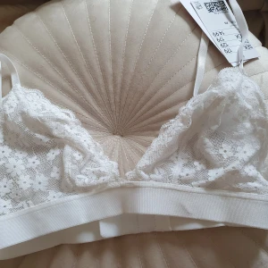 Spetsbh/topp - Aldrig använd😊 Endast provat snabbt, den var för liten för mig men en orkade ej skicka tillbaka så säljer den här istället.  Nypris 179, säljer för 25kr:) 