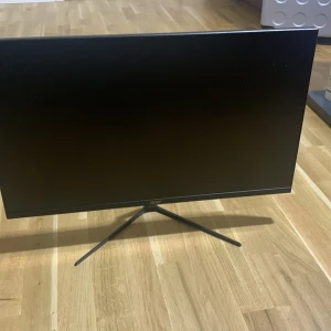 Helt ny stick  - Acer 27" Nitro QG270S3 VA 180 Hz ro QG240YS3 är en gamingskärm med den senaste tekniken för en följsam och snabb upplevelse. Då den är utrustad med en kontrastrik VA-panel med hela 180 Hz uppdateringshastighet 