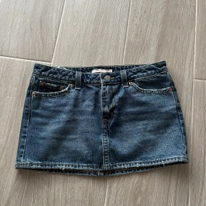 Levis lågmidjad jeans kjol - En helt oanvänd Levis jeans lågmodjad jeans kjol. Står kjolen är xs men kan nästan passa mig i M. Pris kan diskuteras ❤️