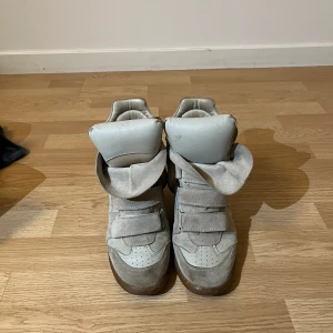 Isabel Marant skor - Väldigt använda, fortfarande bra skick men lite små fläckar. Storlek 41 men passar mig som har 40 perfekt.