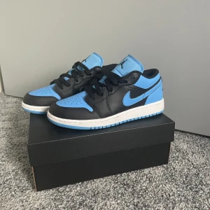 Air Jordan 1 low (36,5) - Nyskick! Köpt sent på hösten och endast använda ett fåtal gånger innan vintern kom. Nu för små för sonen. 