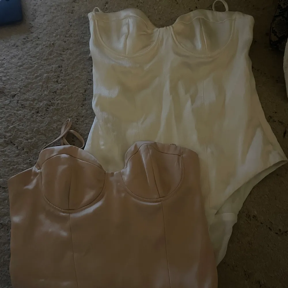 Två jättefina bodys ifrån zara, aldrig använda så prislappen är kvar. Den vita är i S och den beige/rosa är i xs. 129 kr styck, priset går alltid att diskutera . Toppar.