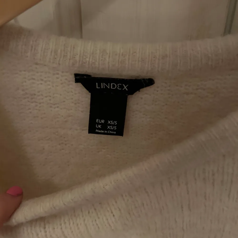 Vit trekvart ärmad super trendig stickad tröja från Lindex i storlek Xs/s💘. Tröjor & Koftor.