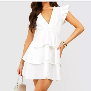 Studentklänning  - Säljer då jag råkade köpa fel storlek och missade att returnera i tid. Köpt från boohoo för 369kr  