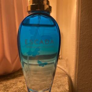Discontinued Escada Turquoise Summer - Jag säljer min parfym från Escada för 600kr i 50 ml. Den tillverkas ej längre. Väldigt god inför våren och sommaren! Hör gärna av dig! 😍