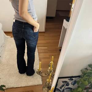 Mörkblåa bootcut jeans