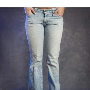 Lee jeans köpta på plick men var för små därav säljer jag dom, har en liten fläck vid knät, går säkert att få bort, kom privat för bild vid intresse! Midjemått (rakt över) 34 innerbenslängd: 74