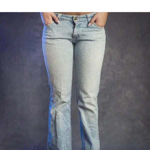 Lee jeans - Lee jeans köpta på plick men var för små därav säljer jag dom, har två små fläckar, går säkert att få bort, kom privat för bild vid intresse! Midjemått (rakt över) 34 innerbenslängd: 74