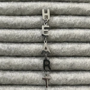 Ioaku örhänge  - Säljer detta statement örhänge från Ioaku då den inte kommer till användning.