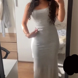 Skims klänning - Så snygg klänning till sommar eller födelsedagar! Formar kroppen så fint, skönaste materialet!😍 Passar även S,M!