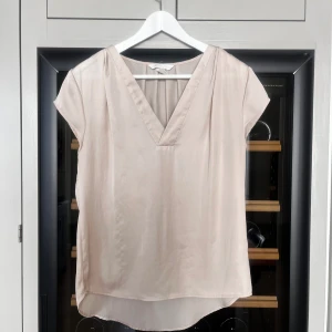 Söt blus - Så söt blus från H&M! Bra skick förutom en reva som syns på bild 1 och 3. Defekten är dock diskret och inget som syns tydligt. Passar er som bär stl XS-S.❤️‍🔥