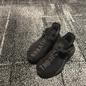Adidas Nmds - Säljer nu mina Adidas Nmds Breathe Thouhgt. Då dem bara står på hyllan och skräpar samt dem är för små. Vid mer info, kontakta mig!