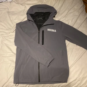 Hoodrich jacka - Bra skick och ser bra ut på kroppen. Om du har fler frågor kontakta mig. pris kan diskuteras. Passar både M och S