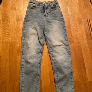 Jeans  - Modellen är kort, slutar typ vid ankeln. Modell: Straight jeans 