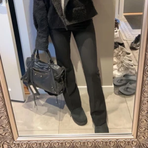 Kostymbyxor Vilma - Säljer mina kostymbyxor från bikbok då dem inte används. Storlek 40 men skulle säga dom passar 38. Nypris 500 💕