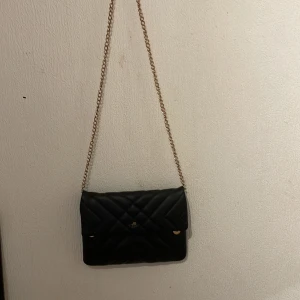 Axelväska - Köpt på Zalando, fick den tillsammans med en annan väska och visste inte att den skulle följa med, aldrig använd