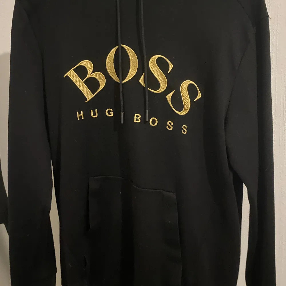 Hugo boss hoodie säljes pga jag bytt stil, som ny knappt använd nypris 1700:- mitt pris 1000:-. köpt på zalando  köparen står för frakt  Storlek M. Hoodies.