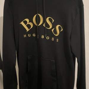Hugo boss hoodie säljes pga jag bytt stil, som ny knappt använd nypris 1700:- mitt pris 1000:-. köpt på zalando  köparen står för frakt  Storlek M