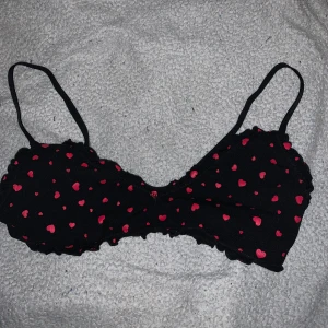 Topp med hjärtan - Jättesöt bh som säljs pga fel storlek. Nyskick. Köptes med uttagbara inlägg, men dessa har slängts.