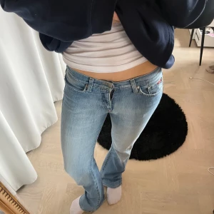 Lågmidjade jeans - As snygg Lågmidjade, ljustvättade secondhand jeans från Lee Cooper, passar bra på mig som är 168💕💕