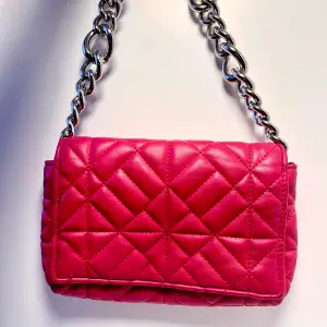 Snygg, hel och fin rosa väska från Zara. Som ny, använd fåtal gånger.