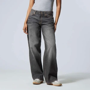 Jeans - Ample Jeans från Weekday i bra skick förutom slitningar längst ner, nypris: 590kr