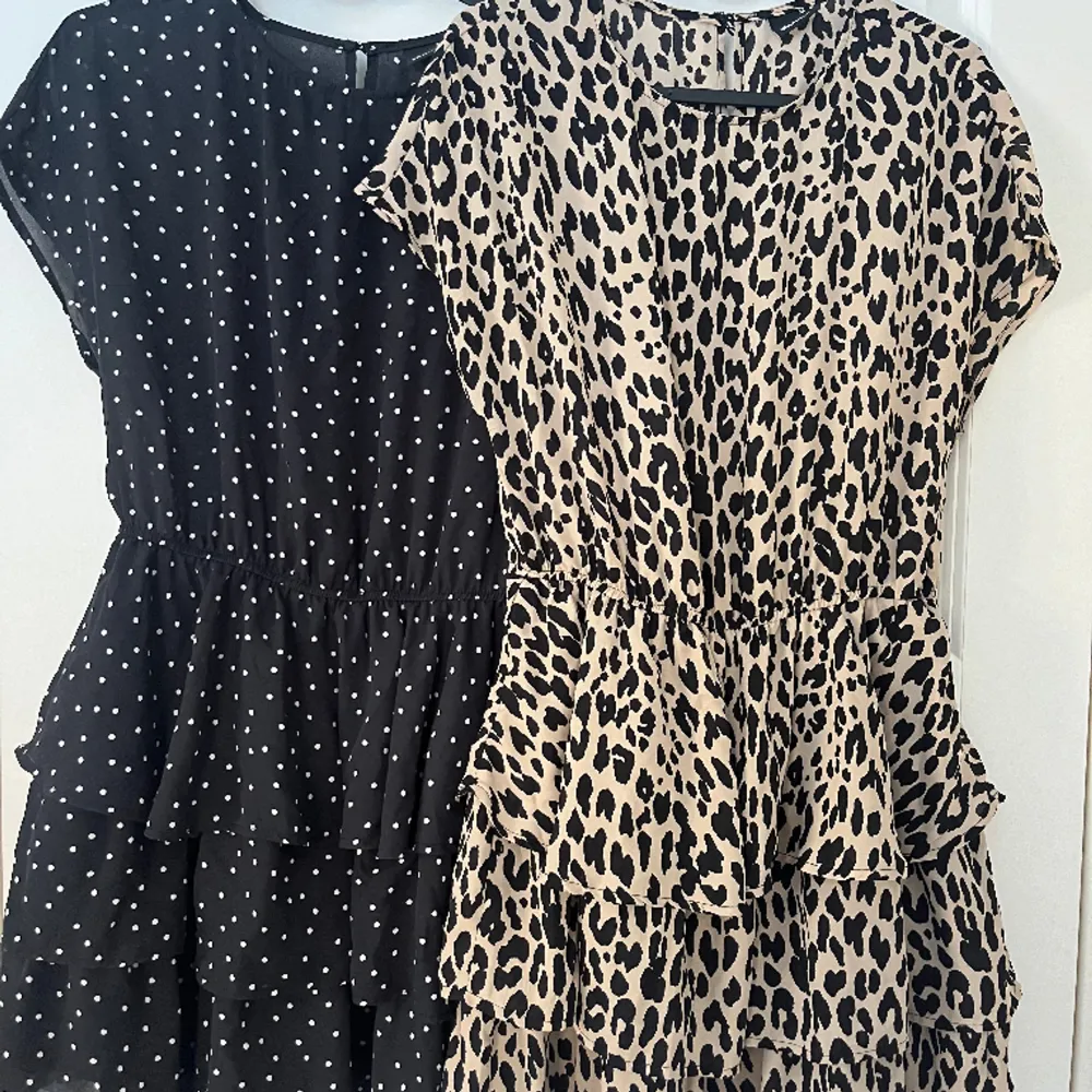 Säljer dessa två volangklänningar från Gina tricot i två olika mönster💗 använda ett fåtal gånger, bra skick🫶🏼 nypris ca 300kr st, jag säljer båda för 120kr+frakt💕. Klänningar.