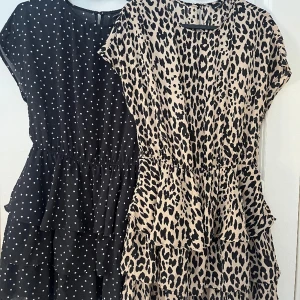 Volang klänningar - Säljer dessa två volangklänningar från Gina tricot i två olika mönster💗 använda ett fåtal gånger, bra skick🫶🏼 nypris ca 300kr st, jag säljer båda för 120kr+frakt💕