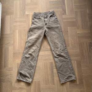 Högmidjade beiga jeans från Dr Denim🥯strlk 25/32, jag är 170cm lång