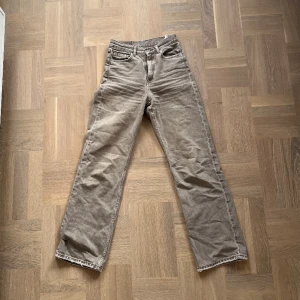 Beiga jeans - Högmidjade beiga jeans från Dr Denim🥯strlk 25/32, jag är 170cm lång