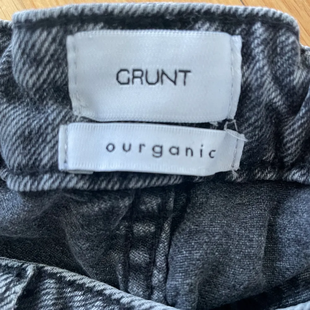 Grå grunt jeans strl 26, justerbar midja Passar längd 158/164. Jeans & Byxor.