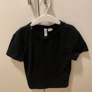Crop t-shirt, h&m - Säljer för 50 kr, köparen står för frakten eller kan också upphämtning av varan i Lund.💌