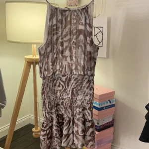 Zara zebra klänning - Såååå vacker klänning som bara inte kommer till användning💓 Den är verkligen helt perfekt till sommaren och passar ALLA och önskar verkligen att den kom till användning men tyvärr! Den är i storlek XS och använd fåtal gånger! 💓 Priset kan diskuteras!