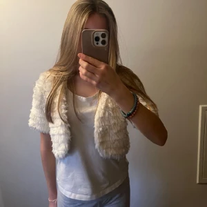Vit päls bolero 💕  - Sparsamt använd , utan defekter  Den har även en liten hake så att den går att stängas till lite ☺️