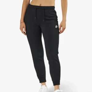 Nike mjukisbyxor - Säljer mina Nike mjukisar som är köpa här på plick , aldrig använda av mig då dom är för stora. Ganska tunna i tyget men absolut inte genomskinliga🤍 Hör av dig för egna bilder 