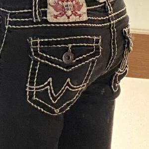 Low waist jeans❤️ - Snygga jeans som är bootcut low waist!❤️Lite sönder, men inget som syns!!❤️☺️bara att skriva till mig om mer information önskas!❤️ är inne varje dag så svara någorlunda snabbt!❤️❤️